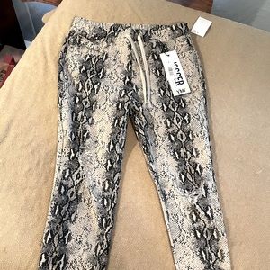 Brand new never worn ankle crop stretch snake print yoga jeans!!!